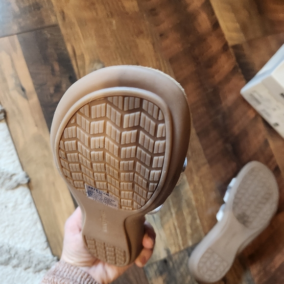 Minnetonka Sunny Thong Sandals, white size 7. - Picture 3 of 7